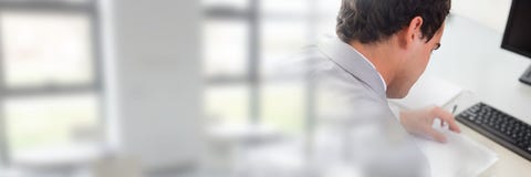 Mężczyzna podpisywania papieru zgoda z okno przemianą zdjęcie stock Mężczyzna podpisywania papieru zgoda z okno przemianą zdjęcie stock