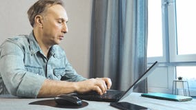 Mężczyzna pracuje w domu na laptopie Widok od dna zbiory Mężczyzna pracuje w domu na laptopie Widok od dna zbiory