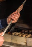 Mężczyzna przygotowywa minced mięso dla kebabu i cutlets duży dzieci obiadowego łasowania rodzinna ojca matki pizza Fotografia se obraz royalty free Mężczyzna przygotowywa minced mięso dla kebabu i cutlets duży dzieci obiadowego łasowania rodzinna ojca matki pizza Fotografia se obraz royalty free