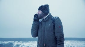 Mężczyzna próbuje znajdować GPS sygnał zbiory Mężczyzna próbuje znajdować GPS sygnał zbiory