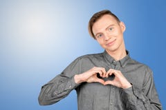 Mężczyzna robi sercu od jego rękom Zdjęcia Stock Mężczyzna robi sercu od jego rękom Zdjęcia Stock