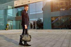 Mężczyzna ` s moda Młody męski biznesmen w modnym kostiumu i białej koszula z dużą czarną torebką przychodzi za modnym od zdjęcie royalty free Mężczyzna ` s moda Młody męski biznesmen w modnym kostiumu i białej koszula z dużą czarną torebką przychodzi za modnym od zdjęcie royalty free