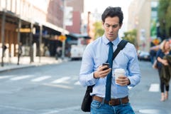 Mężczyzna texting na telefonie fotografia stock Mężczyzna texting na telefonie fotografia stock