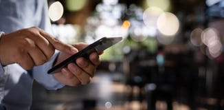 Mężczyzna trzyma en ręki i używa cyfrowego pastylka telefonu komórkowego telefon z puste miejsce kopii przestrzeni piargiem fotografia royalty free Mężczyzna trzyma en ręki i używa cyfrowego pastylka telefonu komórkowego telefon z puste miejsce kopii przestrzeni piargiem fotografia royalty free
