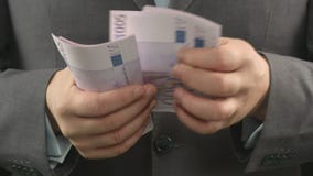 Mężczyzna trzyma gotówkę w popielatego kostiumu odliczających euro, zamyka up biznesmen ręki zbiory wideo Mężczyzna trzyma gotówkę w popielatego kostiumu odliczających euro, zamyka up biznesmen ręki zbiory wideo