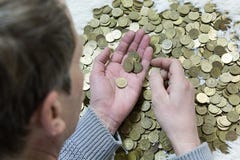 Mężczyzna trzyma monety obraz stock Mężczyzna trzyma monety obraz stock