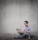 Mężczyzna używa jego laptop Obraz Royalty Free Mężczyzna używa jego laptop Obraz Royalty Free