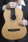 Mężczyzna w czarnym kostiumu z akustyczną klasyczną gitarą zdjęcie stock Mężczyzna w czarnym kostiumu z akustyczną klasyczną gitarą zdjęcie stock
