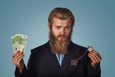 Mężczyzna w czerwonej koszula z gotówkowym i retro kieszeniowym zegarkiem obrazy royalty free Mężczyzna w czerwonej koszula z gotówkowym i retro kieszeniowym zegarkiem obrazy royalty free