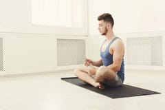 Mężczyzna woda pitna przy gym na białym tle fotografia stock Mężczyzna woda pitna przy gym na białym tle fotografia stock