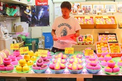 Mężczyzna wprowadzać na rynek sprzedawca świeżych owoc Omicho jedzenia rynku sala, Kanazawa, Japonia Fotografia Royalty Free Mężczyzna wprowadzać na rynek sprzedawca świeżych owoc Omicho jedzenia rynku sala, Kanazawa, Japonia Fotografia Royalty Free
