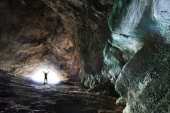 Mężczyzna wydźwignięcia ręk Lekkiej końcówki sukcesu Tunelowa sylwetka