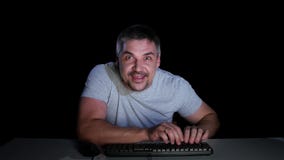 Mężczyzna z pasją bawić się gry online studio emocje zdjęcie wideo Mężczyzna z pasją bawić się gry online studio emocje zdjęcie wideo