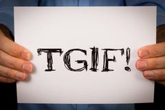 Mężczyzna z TGIF znakiem zdjęcia stock Mężczyzna z TGIF znakiem zdjęcia stock