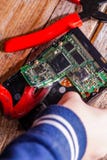Mężczyzna łama locksmith komputerowych używa narzędzia zdjęcia stock Mężczyzna łama locksmith komputerowych używa narzędzia zdjęcia stock