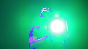 M??czyzny iluminator kieruje ?wiat?o reflektor zdjęcie wideo M??czyzny iluminator kieruje ?wiat?o reflektor zdjęcie wideo