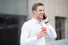 Mężczyzny napoju kawa mówi telefonu miastowego tło Napój kawa Each łyczek jest momentem jaźni opieka Rozumuje przedsiębiorców zdjęcie stock Mężczyzny napoju kawa mówi telefonu miastowego tło Napój kawa Each łyczek jest momentem jaźni opieka Rozumuje przedsiębiorców zdjęcie stock