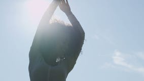 Młoda afro amerykańska kobieta relaksuje w parku z zmierzchem za ona zbiory wideo Młoda afro amerykańska kobieta relaksuje w parku z zmierzchem za ona zbiory wideo