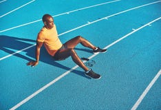 Młoda atleta relaksuje brać przerwę przed bieg obrazy stock Młoda atleta relaksuje brać przerwę przed bieg obrazy stock