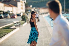 Młoda atrakcyjna kobieta flirtuje z mężczyzna na ulicie Flirty uśmiechnięta kobieta przyglądająca na przystojnym mężczyzna z powr Zdjęcie Royalty Free Młoda atrakcyjna kobieta flirtuje z mężczyzna na ulicie Flirty uśmiechnięta kobieta przyglądająca na przystojnym mężczyzna z powr Zdjęcie Royalty Free