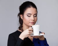 Młoda brunetki kobieta z filiżanką fotografia stock Młoda brunetki kobieta z filiżanką fotografia stock