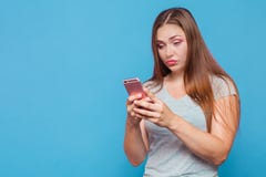 Młoda caucasian kobieta czyta telefon wiadomość z sceptycznym grymasem obrazy royalty free Młoda caucasian kobieta czyta telefon wiadomość z sceptycznym grymasem obrazy royalty free