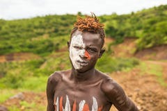 Młoda chłopiec od afrykańskiego plemienia Mursi, Etiopia Fotografia Stock Młoda chłopiec od afrykańskiego plemienia Mursi, Etiopia Fotografia Stock