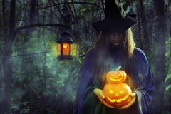 Młoda czarownica w ciemnym lesie na Halloween zdjęcie royalty free Młoda czarownica w ciemnym lesie na Halloween zdjęcie royalty free