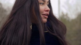 Młoda dziewczyna obraca wokoło i spojrzenia przy przechodniami na ulicie zdjęcie wideo Młoda dziewczyna obraca wokoło i spojrzenia przy przechodniami na ulicie zdjęcie wideo