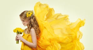 Młoda Dziewczyna portret z kolorem żółtym Kwitnie Dandelion bukiet Zdjęcie Royalty Free Młoda Dziewczyna portret z kolorem żółtym Kwitnie Dandelion bukiet Zdjęcie Royalty Free