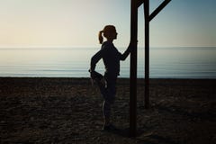 Młoda dziewczyna robi joga ćwiczy przy denną plażą obrazy stock Młoda dziewczyna robi joga ćwiczy przy denną plażą obrazy stock