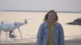 Młoda dziewczyna robi wideo na plażowym używa trutniu zdjęcie wideo Młoda dziewczyna robi wideo na plażowym używa trutniu zdjęcie wideo