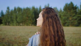 Młoda elegancka kobieta z długie włosy mieć silnego makeup i pozujący along w lata polu zbiory wideo Młoda elegancka kobieta z długie włosy mieć silnego makeup i pozujący along w lata polu zbiory wideo