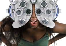 Młoda i szczęśliwa czarna afro Amerykańska kobieta sprawdza oczy ma celowniczego egzamin przy szpitalny patrzeć przez optometric zdjęcia stock Młoda i szczęśliwa czarna afro Amerykańska kobieta sprawdza oczy ma celowniczego egzamin przy szpitalny patrzeć przez optometric zdjęcia stock