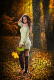 Młoda Kaukaska zmysłowa kobieta w romantycznej jesieni scenerii. Spadek dama. Fasonuje portret piękna młoda kobieta w lesie Fotografia Royalty Free Młoda Kaukaska zmysłowa kobieta w romantycznej jesieni scenerii. Spadek dama. Fasonuje portret piękna młoda kobieta w lesie Fotografia Royalty Free