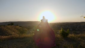 Młoda kobieta bieg w długiej purpurze ubierają przez winnicy na górze zdjęcie wideo Młoda kobieta bieg w długiej purpurze ubierają przez winnicy na górze zdjęcie wideo