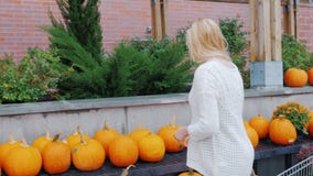Młoda kobieta kupuje banie przy Halloween Amerykańskie tradycje i świąteczny zakupy zbiory wideo Młoda kobieta kupuje banie przy Halloween Amerykańskie tradycje i świąteczny zakupy zbiory wideo