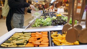 Młoda Kobieta Kupuje Organicznie warzywa dla sałatki Jarski Bierze Oddalonej Karmowej sprawności fizycznej diecie Zdrowego stylu zbiory wideo Młoda Kobieta Kupuje Organicznie warzywa dla sałatki Jarski Bierze Oddalonej Karmowej sprawności fizycznej diecie Zdrowego stylu zbiory wideo