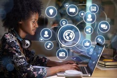 Młoda Kobieta networking na Ogólnospołecznym Medialnym pojęciu z Holograficznymi ikonami Projektować od ekranu obraz stock Młoda Kobieta networking na Ogólnospołecznym Medialnym pojęciu z Holograficznymi ikonami Projektować od ekranu obraz stock