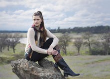 Młoda kobieta outdoors w szaliku i pulowerze zdjęcia stock Młoda kobieta outdoors w szaliku i pulowerze zdjęcia stock