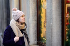Młoda kobieta patrzeje na Xmas zabawkach i akcesoria na tradycyjnych bożych narodzeniach wprowadzać na rynek w Bavaria, Niemcy fotografia stock Młoda kobieta patrzeje na Xmas zabawkach i akcesoria na tradycyjnych bożych narodzeniach wprowadzać na rynek w Bavaria, Niemcy fotografia stock