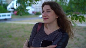 Młoda kobieta patrzeje w odległość przeciw tłu natura Śliczna uśmiechnięta żeńska pozycja outdoors zdjęcie wideo Młoda kobieta patrzeje w odległość przeciw tłu natura Śliczna uśmiechnięta żeńska pozycja outdoors zdjęcie wideo