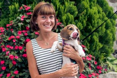 Młoda kobieta trzyma jej szczeniaka beagle psa w naturze tropikalna Bali wyspa, Indonezja obrazy stock Młoda kobieta trzyma jej szczeniaka beagle psa w naturze tropikalna Bali wyspa, Indonezja obrazy stock