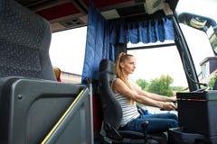 Młoda kobieta w jej funkci jako kierowca autobusu obraz royalty free Młoda kobieta w jej funkci jako kierowca autobusu obraz royalty free