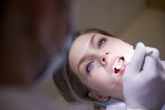 Młoda kobieta w stomatologicznej klinice z dentystą sprawdza ząb higienę obrazy stock Młoda kobieta w stomatologicznej klinice z dentystą sprawdza ząb higienę obrazy stock