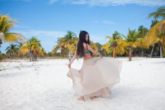 Młoda kobieta w swimsuit i spływanie omijamy, tanczący na Karaibskiej plaży zdjęcie stock Młoda kobieta w swimsuit i spływanie omijamy, tanczący na Karaibskiej plaży zdjęcie stock