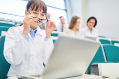 Młoda kobieta w szkole medycznej zdjęcie stock Młoda kobieta w szkole medycznej zdjęcie stock