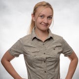 Młoda kobieta w trekking koszula zdjęcia stock Młoda kobieta w trekking koszula zdjęcia stock