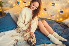Młoda kobieta weekend w domu dekorował sypialnię bawić się z psem zdjęcie stock Młoda kobieta weekend w domu dekorował sypialnię bawić się z psem zdjęcie stock