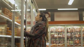 Młoda Kobieta zakupy Przy supermarketem Otwarcia fridge podnosić up schładzającego jedzenie zdjęcie wideo Młoda Kobieta zakupy Przy supermarketem Otwarcia fridge podnosić up schładzającego jedzenie zdjęcie wideo